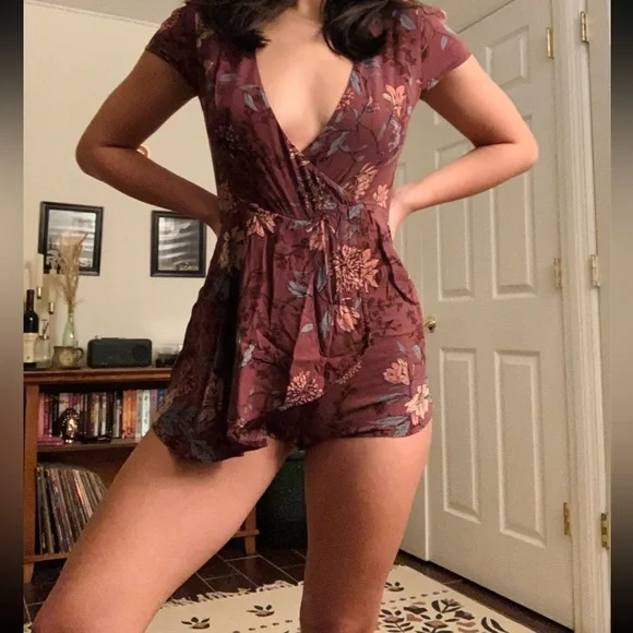 Urban Outfitters Kimchi Blue Floral Maroon Romper Size 4 - Picture 2 of 5